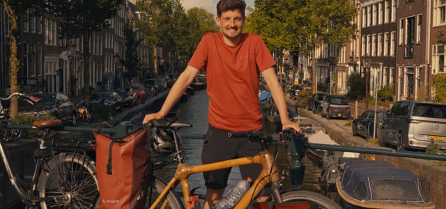 Ingwar Perowanowitsch mit Fahrrad in Amsterdam