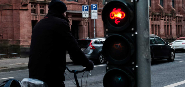 Streit vor Gericht: Radfahrerin fährt über dauerrote Ampel - zu Recht?