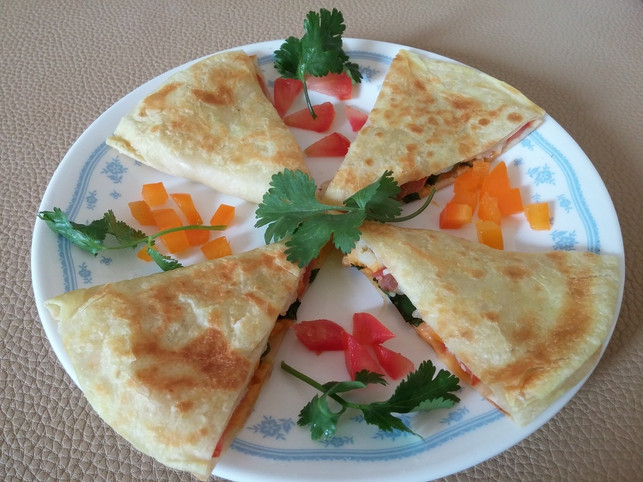 quesadillas-werden-typischerweise-in-stuecke-geschn-cc0-pixabay-nayuta-200730_download Quesadillas werden typischerweise in Stücke geschnitten und noch warm serviert.