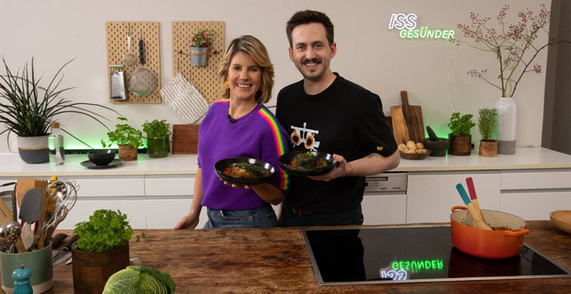 AOK_team Fernsehköchin Feli und YouTuber Marti haben für die vegetarischen Kohlrouladen Naturreis genutzt - einheimischer Dinkel kann hier eine sinnvolle Alternative darstellen.