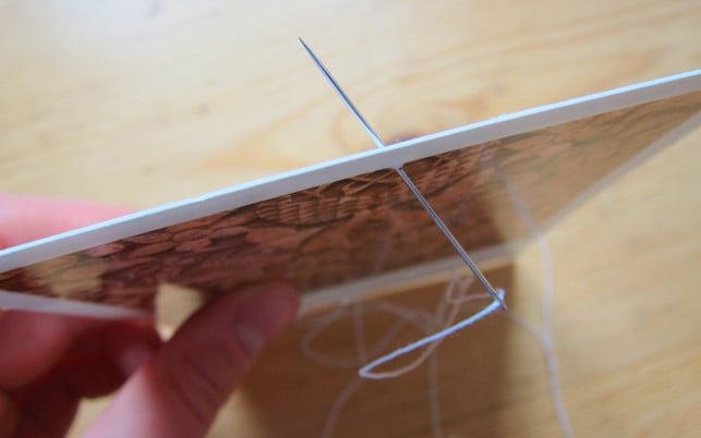 ast-galerie-u-161102-nadel-1280x800 Geschenke basteln: Ast-Galerie für Fotos und Postkarten