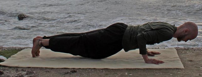 der-untere-stuetz-heisst-im-yoga-chaturanga-dandasan-pascal-thiele-utopiade-181217_download Der untere Stütz heißt im Yoga Chaturanga Dandasana, zu Deutsch "viergliedriger Stab".