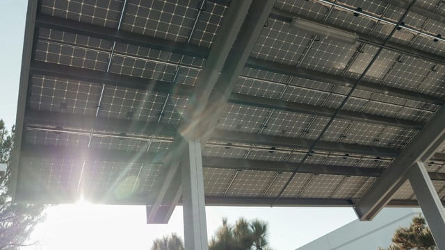 bifaziale Solarmodule bifaziale Solarmodule auf einem Carport-Dach