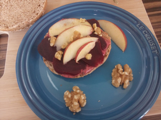 die-beliebte-kombination-aus-roter-bete-apfel-und-luise-rau-utopia-190702_download Die beliebte Kombination aus roter Bete, Apfel und Walnüssen schmeckt nicht nur in Salaten, sondern auch als Brötchenbelag.