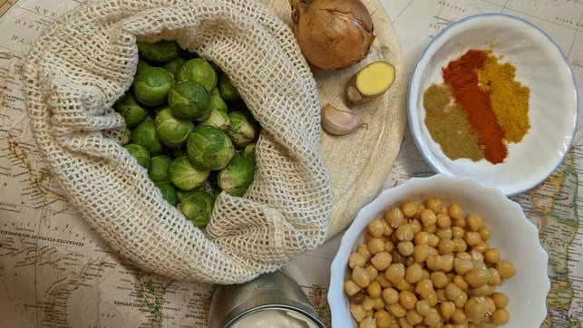 fuer-das-rosenkohl-curry-sind-nur-wenige-zutaten-noe-victoria-clauss-utopia-211127 Für das Rosenkohl-Curry sind nur wenige Zutaten nötig.