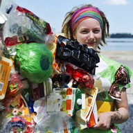 Plastikmüll, gesammelt von einer Greenpeace-Aktivisten in Stralsund Aktivistin mit Plastikmüll – Welttag der Meere