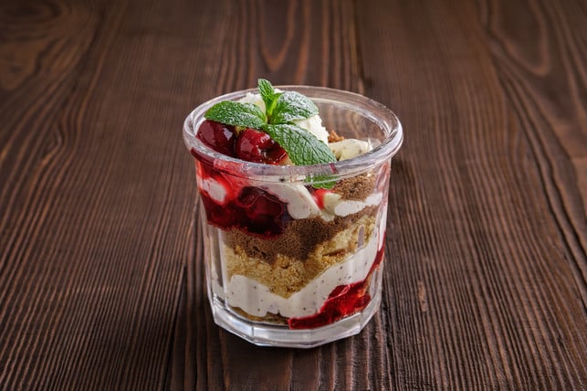 Delicious tiramisu dessert with cherry in rustic pot on dark wooden background Die Käseküchlein vom Grill kannst du direkt in Einmachgläsern zubereiten.