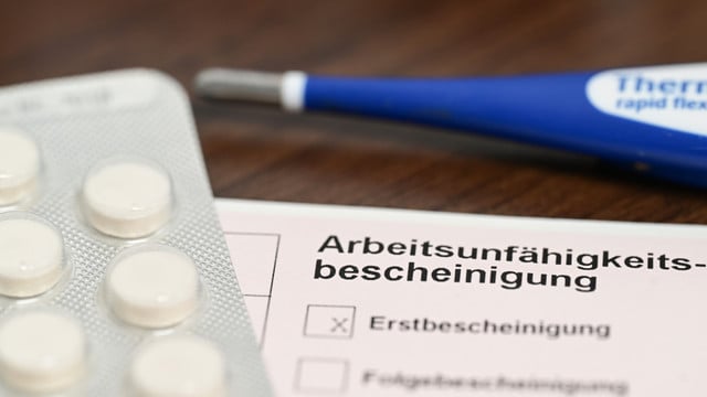 krankmeldung-Bernd-Weißbrod-dpa-250901 Krankmeldung, Tabletten und Fieberthermometer