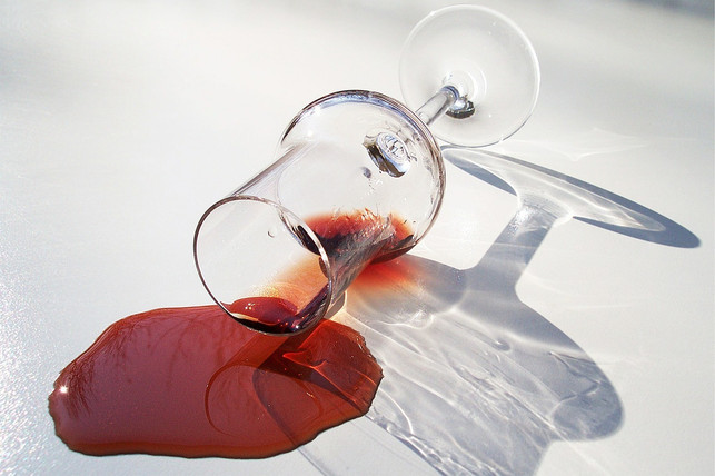 auch-verschuetteten-rotwein-kannst-du-wieder-aus-de-cc0-pixabay-security-180821_download Beim Reinigen von Teppichboden hilft dir Salz zum Beispiel, Rotweinflecken zu entfernen.