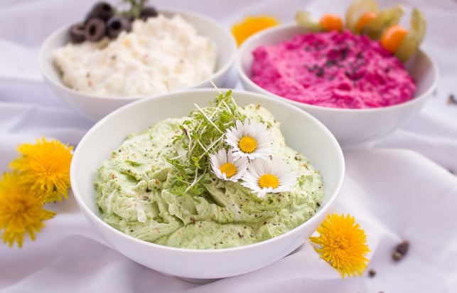 fuer-proteinreiche-snacks-kannst-du-dir-eiweissreich-cc0-pixabay-einladung_zum_essen-231019_download Für proteinreiche Snacks kannst du dir eiweißreiche Dips zubereiten und diese mit etwas Gemüse, Brot oder Crackern essen.