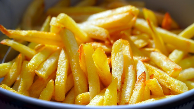 chips-pommes-und-co-besonders-fast-food-enthaelt-cc0-pixabay-matthiasboeckel-231121_download Chips, Pommes und Co.: Besonders Fast Food enthält viele Transfette.