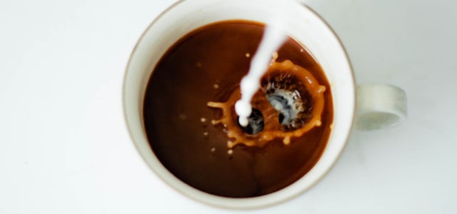 Hafermilch flockt im Kaffee