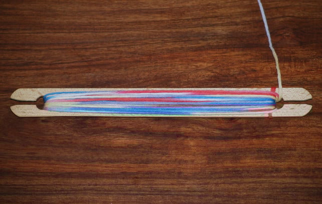 die-wolle-wickelst-du-moeglichst-flach-und-breit-um-melanie-von-daake-utopia-180521_download Die Wolle wickelst du möglichst flach und breit um das Schiffchen.