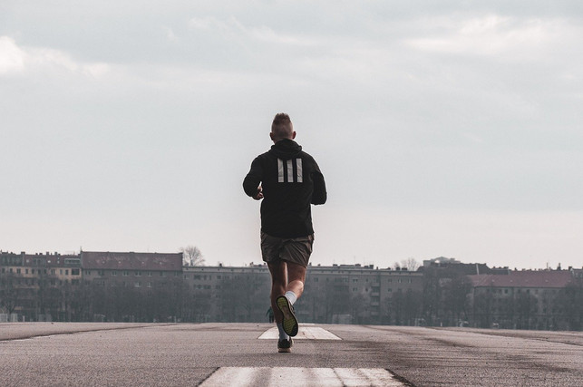 ein-hang-zu-kopfschweiss-kann-durch-sport-und-hitze-cc0-pixabay-wal_172619-240627_download Ein Hang zu Kopfschweiß kann durch Sport und Hitze verstärkt werden.