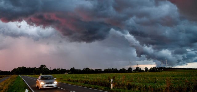 Im Auto: Richtig bei Gewitter verhalten