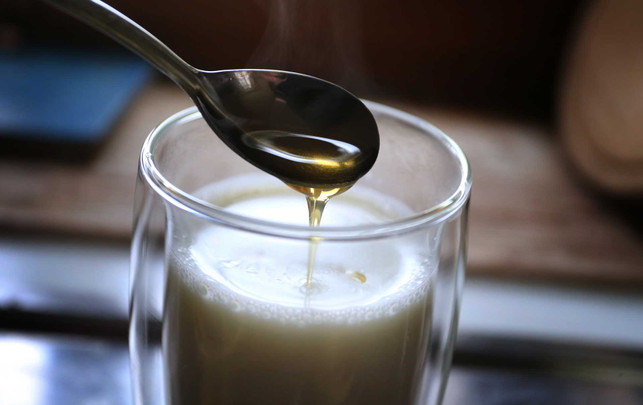 Milch bei Erkältung: Hilft oder schadet sie – mit oder ohne Honig? Milch bei Erkältung: Hilft oder schadet sie – mit oder ohne Honig?
