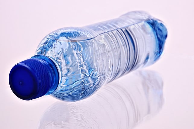 unterwegs-kann-dir-eine-flasche-wasser-helfen-ein-cc0-pixabay-ds_30-240215_download Unterwegs kann dir eine Flasche Wasser helfen, eine erste Fleckenbehandlung zu machen.