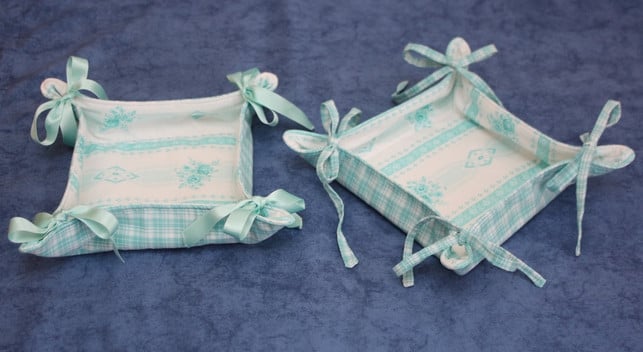 die-dekorativen-schleifen-halten-den-selbst-genaeht-maria-hohenthal-utopia-191225_download Die dekorativen Schleifen halten den selbst genähten Brotkorb zusammen.