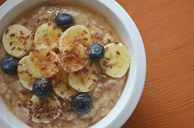 ein-muesli-mit-haferflocken-und-leinsamen-deckt-sch-cc0-pixabay-lauracuriacu-200401_download Ein Müsli mit Haferflocken und Leinsamen deckt schon zum Frühstück einen guten Teil deines Zinkbedarfs.
