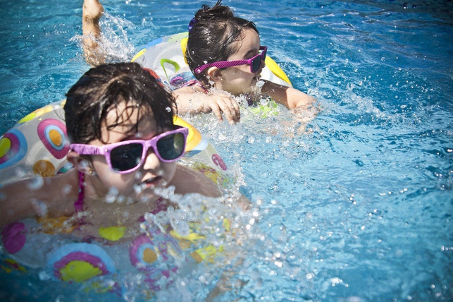 schwimmreifen-und-andere-spielzeuge-sind-sind-nich-cc0-pixabay-pexels-200408_download Schwimmreifen und andere Spielzeuge sind sind nicht geeignet zum Schwimmen lernen.