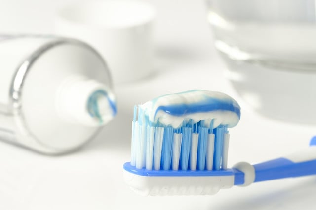 So-called whitening toothpastes are said to help against yellow teeth.