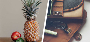 Links eine Ananas, ein roter Apfel und ein grünes Blatt auf einem Holztisch vor beigem Hintergrund. Rechts eine geöffnete braune Ledertasche mit einem zweifarbigen (schwarz und beige) Portemonnaie, einer schwarzen Brille und einem Lippenstift.
