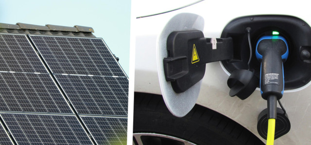 Solaranlage auf Hausdach, E-Auto mit Ladekabel