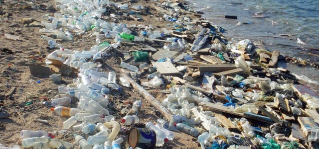 Konzerne verpflichten sich dazu weniger Plastik zu verwenden.
