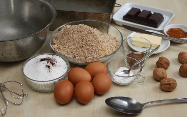 die-hauptzutat-fuer-diesen-kuchen-sind-gemahlene-wa-utopia-maria-hohenthal-190826_download Die Hauptzutat für Nusskuchen ohne Mehl sind gemahlene Walnüsse aus der Region.