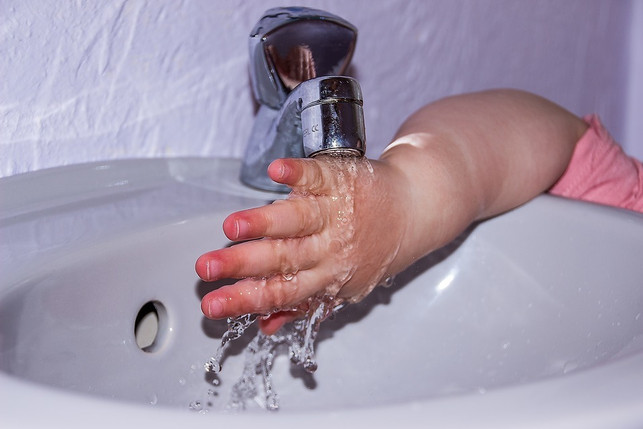 die-richtige-hygiene-fuer-gesunde-kinder-cc0-pixabay-myriams-fotos-171223_download Achte darauf, dass deine Kinder regelmäßig ihre Hände waschen. Zu viel Hygiene kann dem Immunsystem jedoch schaden.