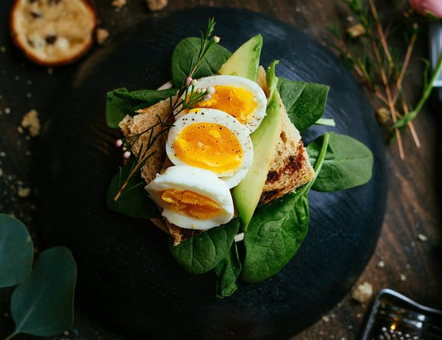 experimentiere-damit-zutaten-aufeinanderzustapeln-cc0-unsplash-joseph-gonzalez-250104_download Experimentiere damit, Zutaten aufeinanderzustapeln, statt sie durchzumischen, bevor du sie anrichtest.