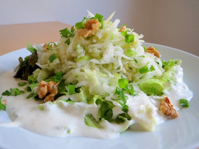 kohlrabisalat-ist-ein-beliebtes-rezept-fuer-fruehlin-leonie-barghorn-utopia-180609_download Kohlrabisalat ist ein beliebtes Rezept für Frühling und Sommer.
