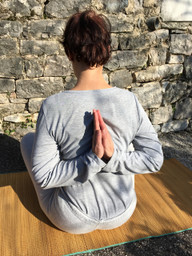 so-dehnst-du-deine-schulterblaetter-martina-naumannutopiade-190108_download So dehnst du deine Schulterblätter.