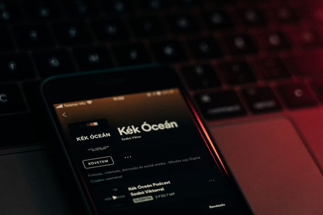 der-dark-mode-am-smatphone-kann-akku-sparen-cc0-unsplash-vmxhu-231121_download Der Dark Mode am Smartphone kann Akku sparen.