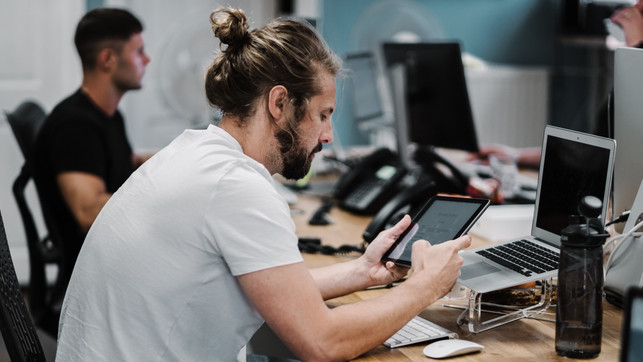 wv-medienkompetenz-unsplash-studio-republic-030720-1280x720- Medienkompetenz: So hast du dein Handy im Griff und nicht dein Handy dich