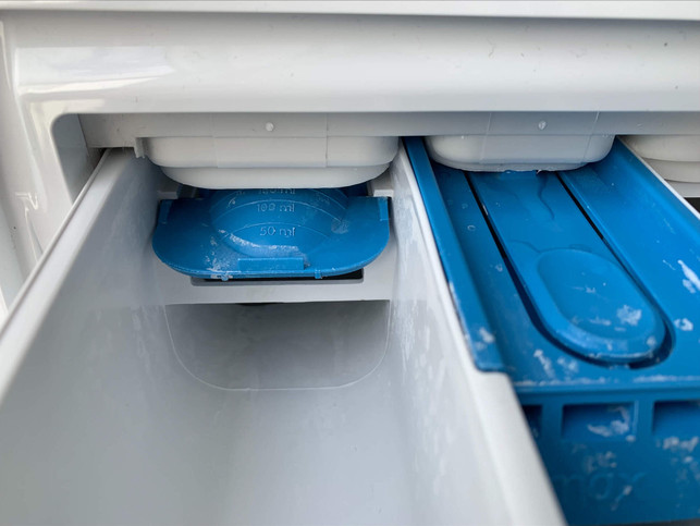 die-klappe-laesst-sich-einklappen-und-ausklappen-sara-steiningerutopia-250422_download Die Klappe lässt sich einklappen und ausklappen.