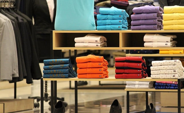 in-farbigen-shirts-stecken-in-der-regel-chemische-cc0-pixabay-ranjatm-201031_download In farbigen Shirts stecken in der Regel chemische Farbstoffe.