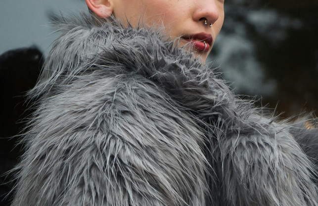 in-dokus-ueber-fast-fashion-geht-es-um-tierwohl-wa-cc0-unsplash-paul-pascale-240626_download In Dokus über Fast Fashion geht es um Tierwohl, Wasserverschmutzung, Ausbeutung und mehr.