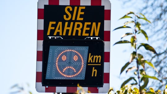 verkehrsaenderungen-geschwindigkeitskontrolle-colourbox-251022 Geschwindigkeitskontrolle im Straßenverkehr
