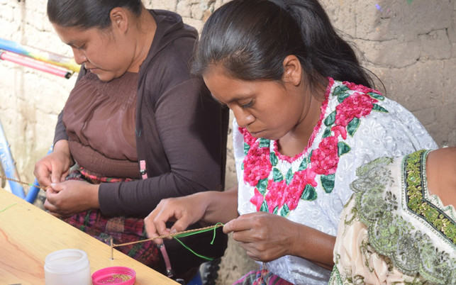 Tchibo-handgeknuepfte-Armbaender-kaffeefarmerinnen Tchibo nachhaliger Kaffeeanbau Projekte Farmerfrauen