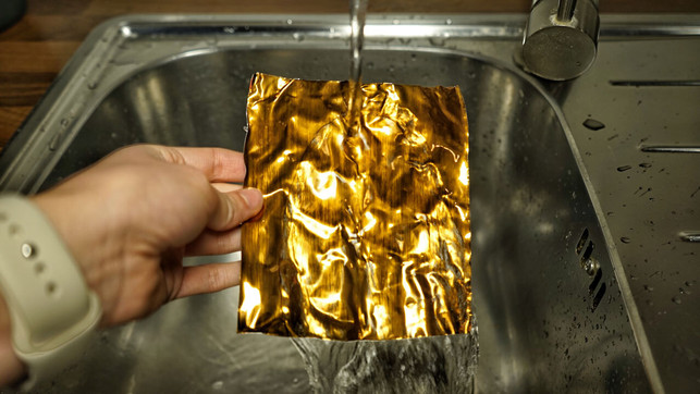 die-tomatenmark-tube-abwaschen-utopia-nbr-231218_download Die Tomatenmark-Tube abwaschen.