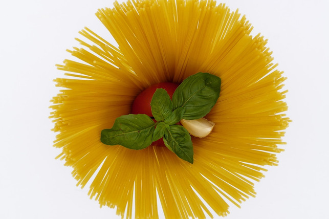 pasta-tomate-knoblauch-und-basilikum-cc0-pixabay-bru-no-190416_download Pasta, Tomaten, Knoblauch und Basilikum: Damit kannst du grünen Spargel zubereiten.