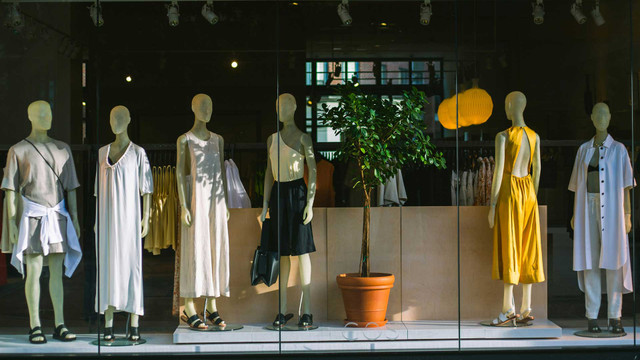 Mediziner: Dieses Mode-Accessoire kann Fehlhaltung verursachen Schaufenster eines Modegeschäfts mit Schaufensterpuppen