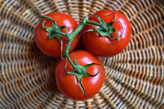 von-aussen-laesst-sich-meist-nicht-erkennen-dass-ei-cc0-pixabay-mabelamber-230215_download Von außen lässt sich meist nicht erkennen, dass eine Tomate innen keimt.