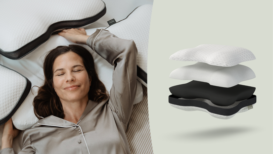 Nackenkissen Liebscher und Bracht Eine Frau in grauem Schlafanzug liegt entspannt auf einem Bett, umgeben von mehreren weißen ergonomischen Kissen mit schwarzem Rand. Daneben ist eine schematische Darstellung eines solchen Kissens zu sehen, das in mehrere Schichten aufgeteilt ist, die unterschiedliche Materialien und Formen zeigen.