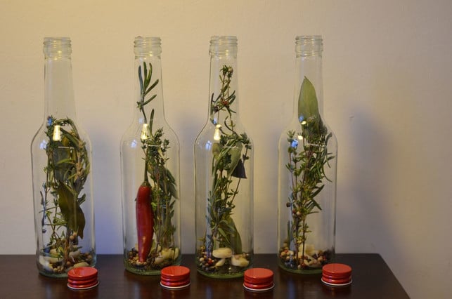 kraeuteroel-zubereiten-nina-prehm-utopia-171228_download Gib für selbstgemachtes Kräuteröl zuerst die Zutaten deiner Wahl in die saubere und trockene Glasflasche.