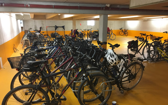 Tiefgarage als Fahrradkeller Bei Wohnen ohne Auto dient die Tiefgarage als großzügiger Fahrradkeller.