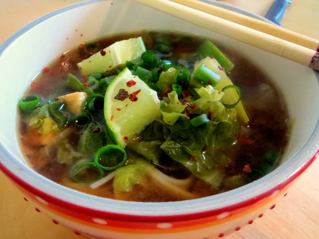das-topping-aus-chiliflocken-fruehlingszwiebelring-utopia-leonie-barghorn-200524_download Das Topping aus Chiliflocken, Frühlingszwiebelringen und Limettenspalten gibt der veganen Pho viel Würze.