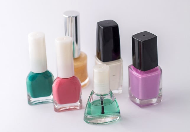 wenn-dein-nagellack-schon-etwas-aelter-und-vollstaen-cc0-pixabay-virin000-191227_download Wenn dein Nagellack schon etwas älter und vollständig eingetrocknet ist, kannst du auch über den Hausmüll entsorgen.