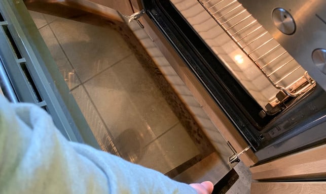 die-backofentuer-kannst-du-einfach-wieder-einhaengen-laura-hintereder-utopia-230417_download Die Backofentür kannst du einfach wieder einhängen.